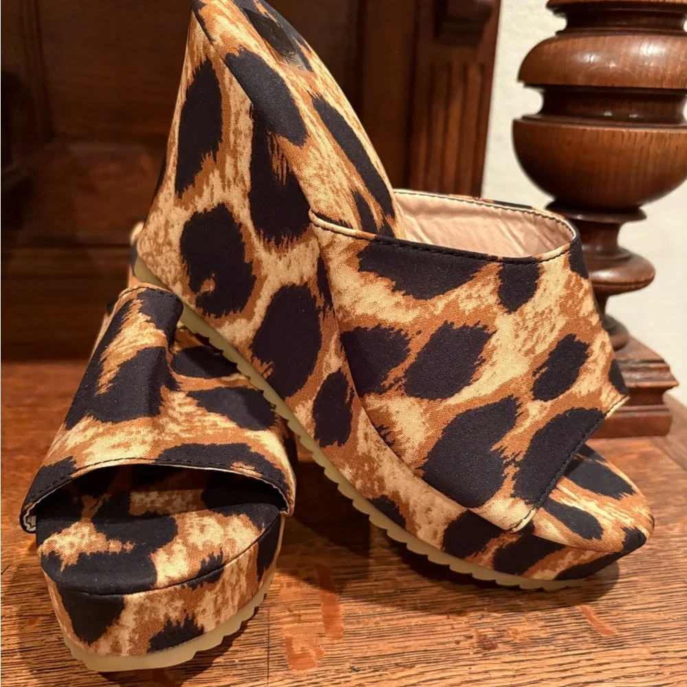 LEOPARD PRINT WEDGES - Picture 2 of 7